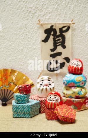 Mini-Daruma-Puppen, eine Kiste aus Chiyogami-Papier und ein Handball Stockfoto
