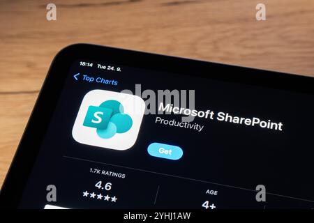 OSTRAVA, TSCHECHIEN – 24. SEPTEMBER 2024: App Store mit Microsoft SharePoint Productivity App wird installiert Stockfoto