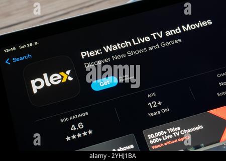 OSTRAVA, TSCHECHIEN - 1. AUGUST 2024: App Store mit Plex Streaming Service Mobile App wird installiert Stockfoto