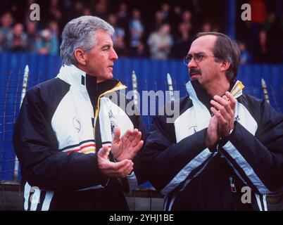 ARCHIVFOTO: Uli STIELIKE wird am 15. November 2024 70 Jahre alt, : FUSSBALL/Nationalmannschaft: Deutschland: Mannschaftsmanager Erich RIBBECK (links), Deutschland, halblanges Porträt, mit Trainer Uli STIELIKE, Deutschland, Klatschen, QF Stockfoto