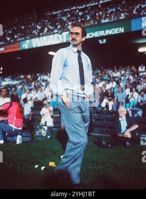 Die Seitenlinie. November 2024. ARCHIVFOTO: Uli STIELIKE wird am 15. November 2024 70 Jahre alt, Uli STIELIKE, hier als Schweizer Nationaltrainer, am Rande. Quelle: dpa/Alamy Live News Stockfoto