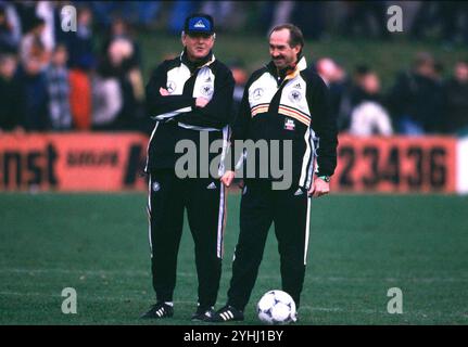 ARCHIVFOTO: Uli STIELIKE wird am 15. November 2024 70 Jahre alt, Fußball, Nationalmannschaft, Teamleiter Erich RIBBECK, während des Trainings bei Uli STIELIKE Stockfoto