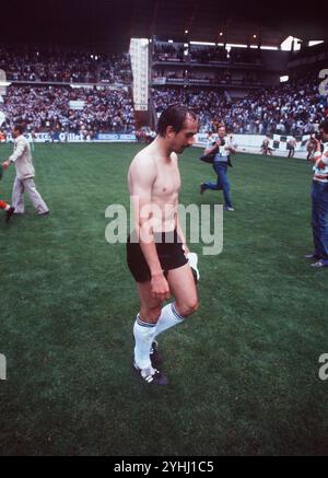 ARCHIVFOTO: Uli STIELIKE wird am 15. November 2024 70 Jahre alt sein, BR Deutschland - Algerien 1:2 bei der FIFA Fussball-Weltmeisterschaft 1982 in Spanien, Ulrich STIELIKE geht vom Spielfeld aus, 1982. Stockfoto