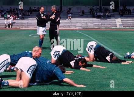 ARCHIVFOTO: Uli STIELIKE wird am 15. November 2024 70 Jahre alt, FUSSBALLTRAINING Nationalmannschaft -Uli STIELIKE und Erich RIBBECK, im Vordergrund die Schwitzprofis beim Turnen Stockfoto