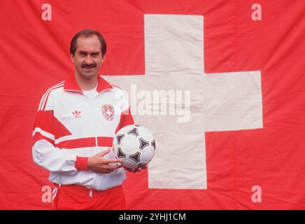 ARCHIVFOTO: Uli STIELIKE wird am 15. November 2024 70 Jahre alt, Uli STIELIKE, hier als Schweizer Fußballnationaltrainer, vor der Schweizer Nationalflagge. Stockfoto