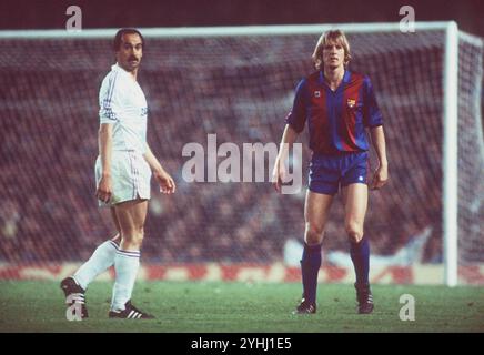 ARCHIVFOTO: Uli STIELIKE wird am 15. November 2024 70 Jahre alt, Uli STIELIKE, Fußballspieler, (links) hier im Real Madrid Trikot, mit seinem Amtskollegen Bernd SCHUSTER, FC Barcelona. Stockfoto