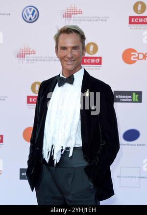 ARCHIVFOTO: Wolfgang JOOP wird am 18. November 2024 80 Jahre alt, Preisträger Wolfgang JOOP (Modedesigner) ECHO Klassik Awards - Deutscher Musikpreis 2011 im Konzerthaus am Gendarmenmarkt in Berlin, Deutschland am 2. Oktober 2011. ? Stockfoto