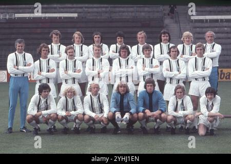 ARCHIVFOTO: Uli STIELIKE wird am 15. November 2024 70 Jahre alt, Borussia Mönchengladbach (MG), Teampräsentationssaison 1974/1975; zurück von links: Herbert WIMMER, Lorenz-Guenther KOESTNER (Gunther Kostner), Dietmar DANNER, Walter POSNER, Hans-Jürgen (Jurgen) WITTKAMP, Ulrich SURAU, Roger ROEBBEN, Trainer Hennes WEISWEILER; Mitte von links: Karl-Heinz DRYGALSKY, Rainer BONHOF, Horst KOEPPEL (Koeppel), Norbert KOX, Jupp HEYNCKES, Lorenz HILKES, Uli STIELIKE, Henning JENSEN; vorn von links: Hans KLINKHAMMER, Calle DEL HAYE, Berti VOGTS, TW Wolfgang KLEFF, TW Gregor QUASTEN, Allan SIMONSEN Stockfoto