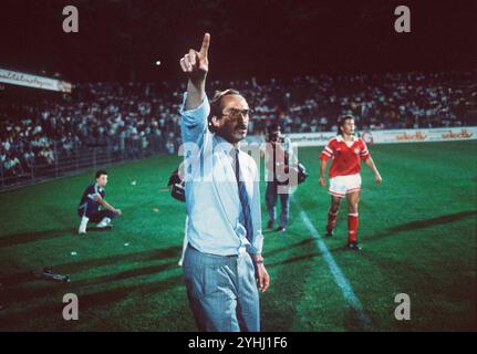 Die Seitenlinie. November 2024. ARCHIVFOTO: Uli STIELIKE wird am 15. November 2024 70 Jahre alt, Uli STIELIKE, hier als Schweizer Nationaltrainer, am Rande. Quelle: dpa/Alamy Live News Stockfoto