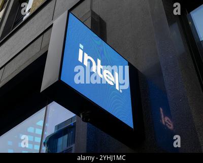 Intel Sign, Intel Experience Store, Future Stores, Oxford Street, London, England, Großbritannien, GB. Stockfoto