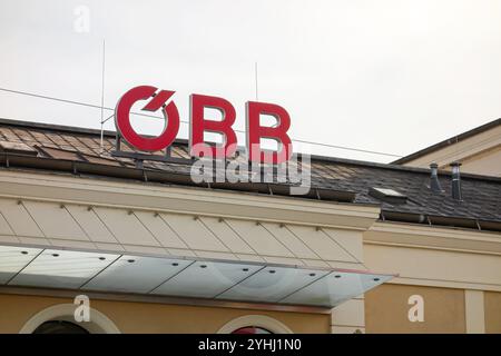 MELK, ÖSTERREICH - 30. JULI 2021: OBB-Logo am Bahnhof Melk, Österreich Stockfoto