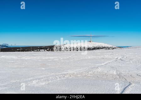 Blick auf den Praded Hügel mit Kommunikationsturm vom Vysoka Loch Hügel im Winter Jeseniky Berge in Tschechien Stockfoto