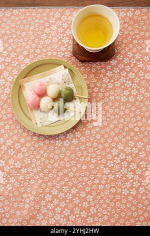 Dreifarbige Teigtaschen und Tee Stockfoto