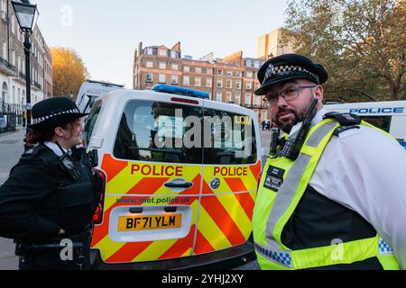 London, Großbritannien. November 2024. Metropolitan Police Officers stehen neben einem Fahrzeug mit einem Hinweis auf einen „Polizeiunterstützungs-Antisemitismus-Protest“ außerhalb der Schule für Oriental and African Studies (SOAS) anlässlich einer Rede des UN-Sonderberichterstatters für die besetzten Palästinensischen Gebiete (OPT) Francesca Albanese. Quelle: Mark Kerrison/Alamy Live News Stockfoto