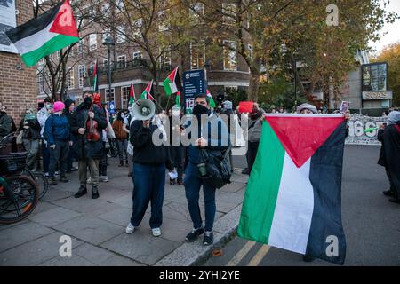 London, Großbritannien. November 2024. Studenten der Jüdischen Gesellschaft der SOAS und Unterstützer nehmen an einem Gegenprotest Teil, der zur Unterstützung des UN-Sonderberichterstatters für die besetzten Palästinensischen Gebiete (OPT) Francesca Albanese organisiert wurde, der eingeladen worden war, an der Schule für Orientalische und Afrikanistik zu sprechen. Ein Protest gegen die Veranstaltung wurde von der Kampagne gegen Antisemitismus (CAA) organisiert. Der Sonderberichterstatter ist ein unabhängiger Sachverständiger, der vom UN-Menschenrechtsrat ernannt wird, um die Menschenrechtslage in der OPT zu verfolgen und darüber Bericht zu erstatten. Die internationale Rechtsanwältin Francesca Albanese wurde ernannt Stockfoto