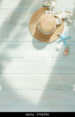 Strohhut auf blauem Boden und Sommersonne Stockfoto