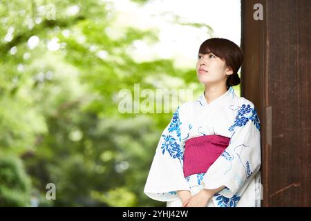 Japanischer Garten und Frau in Yukata Stockfoto