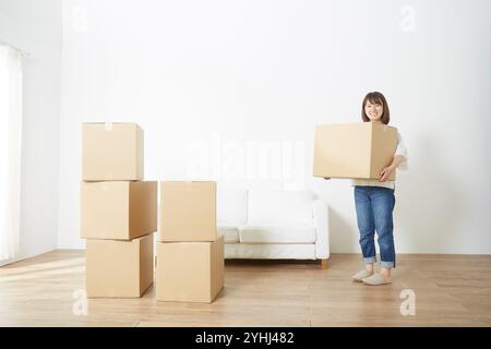 Frau mit beweglichen Kartonschachteln Stockfoto