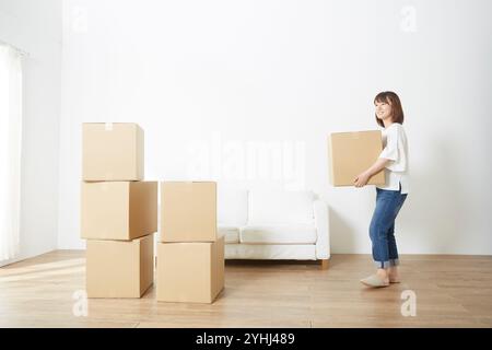 Frau mit beweglichen Kartonschachteln Stockfoto
