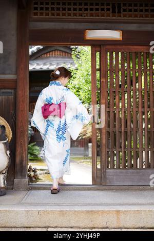 Japanisches Haus und Frau in Yukata Stockfoto