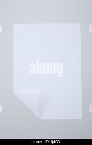 Ein Blatt weißes Papier, das an einer Stelle gefaltet ist Stockfoto