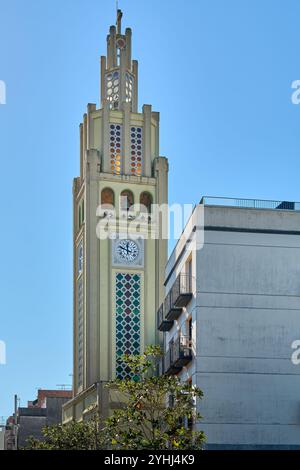 Montcada i Reixac. Spanien - 12. November 2024: Der Uhrenturm der Kirche Montcada i Reixac steht hoch vor einem klaren blauen Himmel und zeigt seine komplizierte Erscheinung Stockfoto