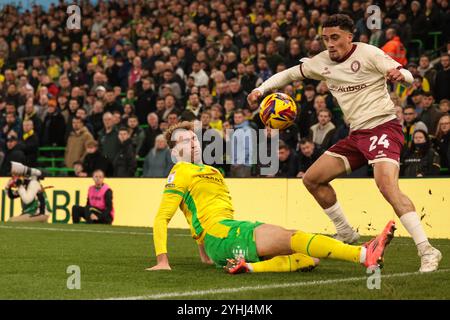 Haydon Roberts aus Bristol City und Jacob Lungi Sorensen aus Norwich City - Norwich City gegen Bristol City, Sky Bet Championship, Carrow Road, Norwich, Großbritannien - 9. November 2024 nur redaktionelle Verwendung - es gelten Einschränkungen bei DataCo Stockfoto