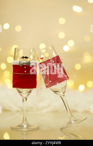 Weihnachtliche Sektgläser, paarweise angeordnet Stockfoto