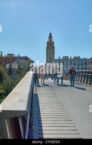 Montcada i Reixac. Spanien - 12. November 2024: Pulsierende urbane Szene mit einer Fußgängerbrücke über den Ripoll-Fluss in Moncada, die das Wesen von c einfängt Stockfoto