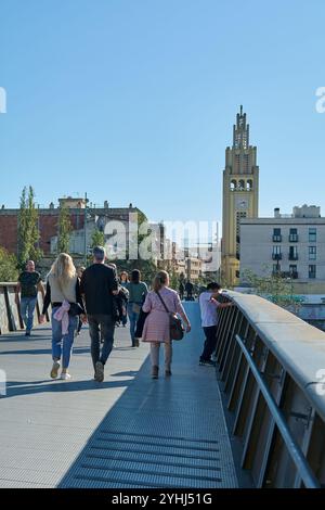 Montcada i Reixac. Spanien - 12. November 2024: Die Fußgängerbrücke über den Ripoll-Fluss in Moncada und Reixac ist mit People walki ein Zentrum der Aktivität Stockfoto