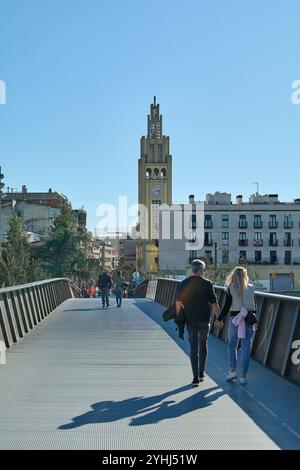 Montcada i Reixac. Spanien - 12. November 2024: Moderne Fußgängerbrücke über den Ripoll-Fluss in Moncada und Reixac, die Menschen beim Wandern und den Schaden zeigt Stockfoto