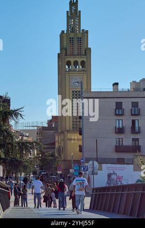 Montcada i Reixac. Spanien - 12. November 2024: Eine urbane Szene mit einer Fußgängerbrücke über den Ripoll-Fluss in Moncada und Reixac, die Menschen gefangen nimmt Stockfoto