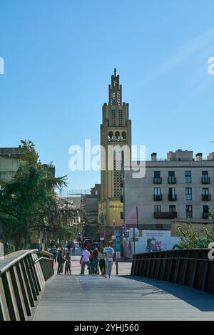 Montcada i Reixac. Spanien - 12. November 2024: Die Fußgängerbrücke über den Fluss Ripoll in Moncada und Reixac ist modern gestaltet, mit Menschen mit einem modernen Design Stockfoto