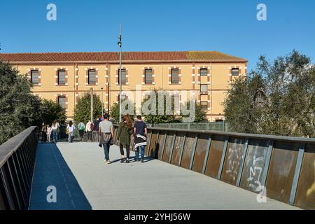 Montcada i Reixac. Spanien - 12. November 2024: Malerische Fußgängerbrücke über den Ripoll-Fluss in Moncada und Reixac, wo Menschen spazieren gehen und Spaß haben Stockfoto