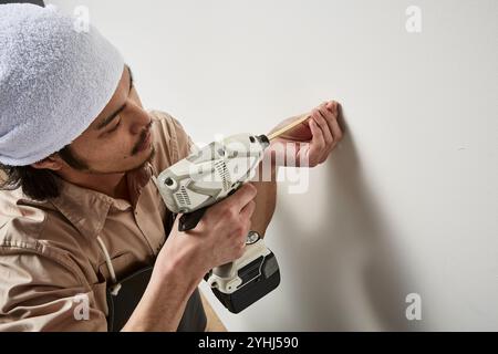 Mann mit Schlagschrauber Stockfoto