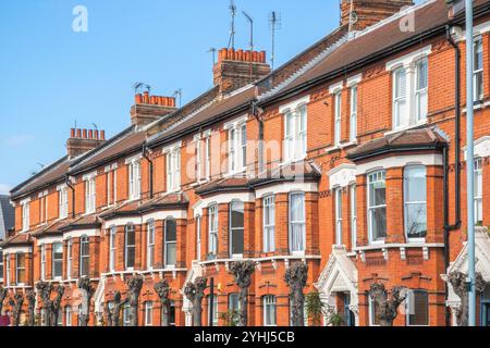 Eine Reihe von Reihenhäusern aus roten Backsteinen im Crouch End-Viertel in London, Großbritannien Stockfoto