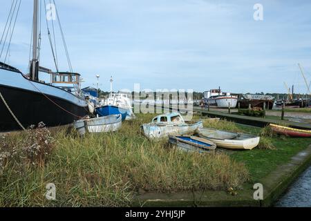 Suffolk, Großbritannien - 13. OKT 2024 - Blick auf den Fluss Orwell und alte Boote bei Pin Mill Stockfoto