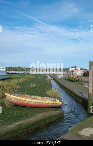 Suffolk, Großbritannien - 13. OKT 2024 - Blick auf den Fluss Orwell und alte Boote bei Pin Mill Stockfoto