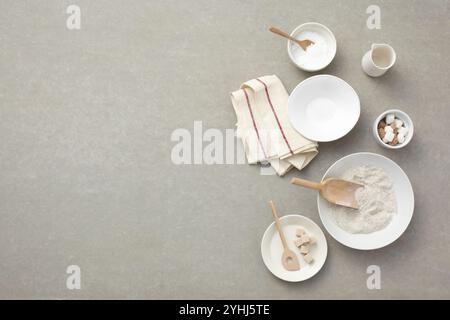 Küchenutensilien auf dem Schreibtisch Stockfoto