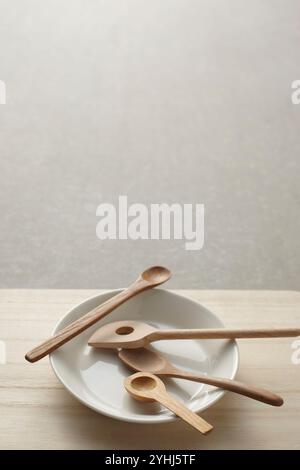 Teller und Holzbesteck auf dem Schreibtisch Stockfoto