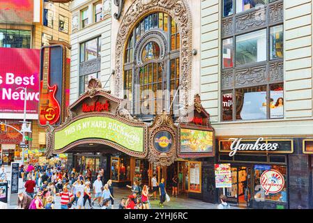 New York, USA - August 14, 2017: 1501 Broarway, Hard Rock Cafe am Broadway im Herzen des Times Square Stockfoto