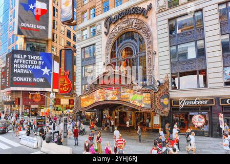 New York, USA - August 14, 2017: 1501 Broarway, Hard Rock Cafe am Broadway im Herzen des Times Square Stockfoto