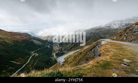 Furka Pass am bewölkten Herbstmorgen. Landschaft in den Schweizer alpen - Blick von der Furka Bergstraße. Gewundene Straße im Wallis mit vielen Haarnadeln und Kurven. Stockfoto