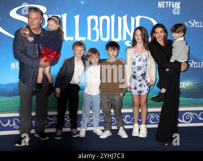 12. November 2024, New York, New York, USA: Schauspieler ALEC BALDWIN mit seinen Kindern MARIA LUCIA BALDWIN, LEONARDO BALDWIN, ROMEO BALDWIN, RAFAEL BALDWIN, CARMEN BALDWIN, Ehefrau HILARIA BALDWIN und Sohn EDUARDO BALDWIN, die während der Ankunft des roten Teppichs der New Yorker Premiere von â€˜Spellboundâ€™ im Plaza Hotel gesehen wurden. (Kreditbild: © Nancy Kaszerman/ZUMA Press Wire) NUR REDAKTIONELLE VERWENDUNG! Nicht für kommerzielle ZWECKE! Stockfoto