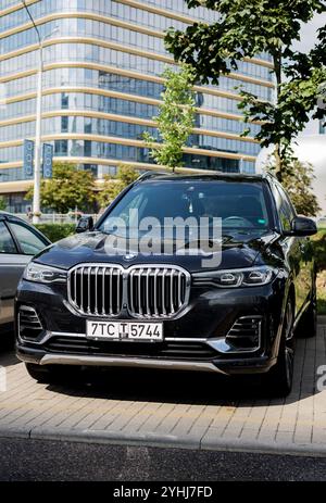 Minsk, Weißrussland, 12. November 2024 - komfortables Premium BMW Auto parkt auf der Straße Stockfoto