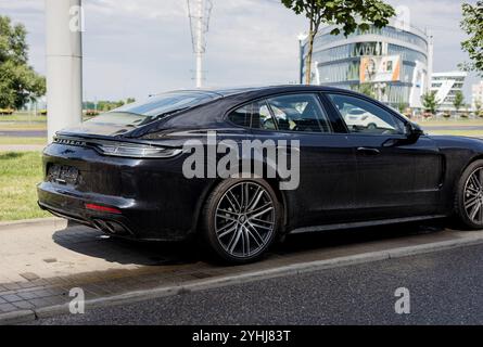 Minsk, Weißrussland, 12. November 2024 - deutscher Luxuswagen Porsche parkt auf der Straße Stockfoto