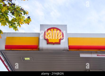 London, England, Großbritannien. November 2024. Shell-Logo an einer Tankstelle, als der Ölgigant seine Berufung gegen ein niederländisches Urteil gewinnt, das ihm die Reduzierung der Treibhausgasemissionen anordnet. (Kreditbild: © Vuk Valcic/ZUMA Press Wire) NUR REDAKTIONELLE VERWENDUNG! Nicht für kommerzielle ZWECKE! Stockfoto