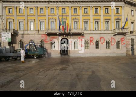 Der Palazzo Frizzon, der Sitz der Gemeinde Bergamo, wurde nachts mit roter Farbe beschmiert. Ein Akt des Vandalismus von inakzeptabler Schwerkraft. Ermittlungen gegen die Verantwortlichen sind im Gange. Stockfoto