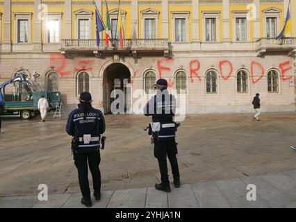 Der Palazzo Frizzon, der Sitz der Gemeinde Bergamo, wurde nachts mit roter Farbe beschmiert. Ein Akt des Vandalismus von inakzeptabler Schwerkraft. Ermittlungen gegen die Verantwortlichen sind im Gange. Stockfoto