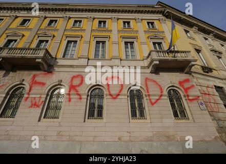 Der Palazzo Frizzon, der Sitz der Gemeinde Bergamo, wurde nachts mit roter Farbe beschmiert. Ein Akt des Vandalismus von inakzeptabler Schwerkraft. Ermittlungen gegen die Verantwortlichen sind im Gange. Stockfoto